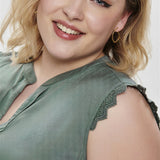 Yndig skjortebluse fra Only Carmakoma - Balsam Green