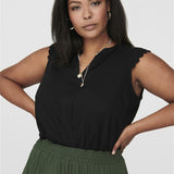 Yndig skjortebluse fra Only Carmakoma - Sort