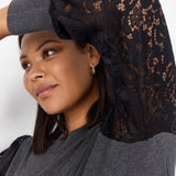 Bluse med blondeærmer - Grå/sort