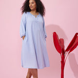 Skøn kjole med bælte fra Zhenzi - Lyseblå