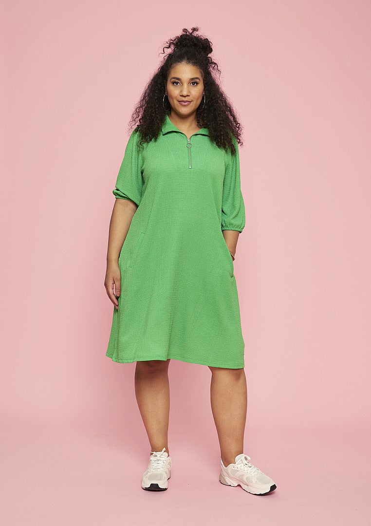 Fantastisk lækker kjole fra Zhenzi Grøn – Curved.dk